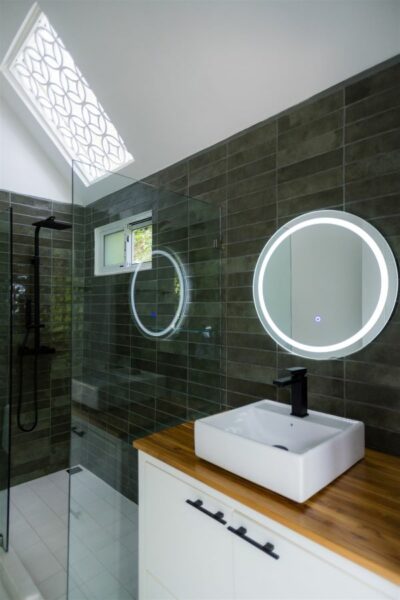 bathroom design with green and white tiles